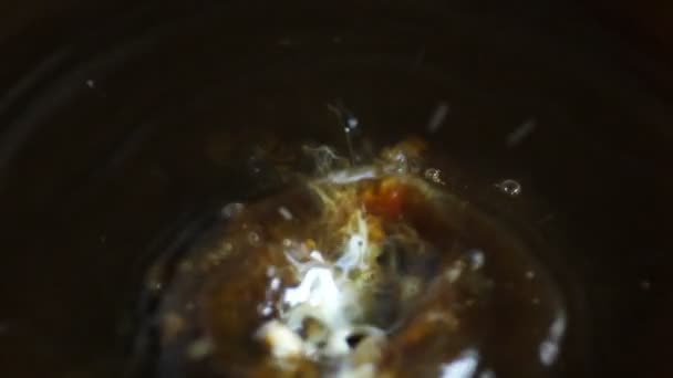 Verser le lait dans le café