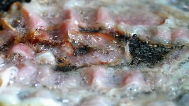 Close-up de um Bacon frito na grelha — Vídeo de Stock