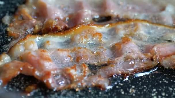 Primo piano di un bacon fritto sulla griglia — Video Stock