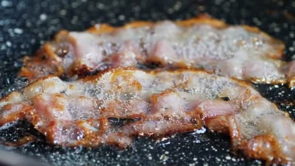 Primo piano di un bacon fritto sulla griglia — Video Stock