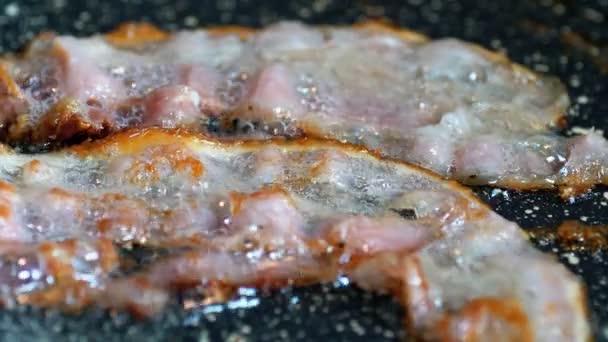 Närbild av en Bacon stekt på grillen — Stockvideo