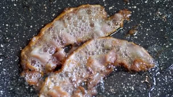 Primo piano di un bacon fritto sulla griglia — Video Stock