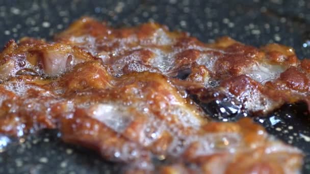 Gros plan d'un bacon frit sur le gril — Video