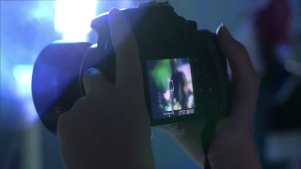 Spettatore ragazza tiro su macchina fotografica — Video Stock