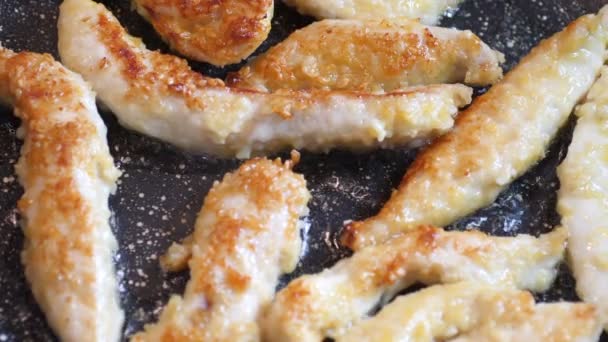 Friggere Schnitzel Petto di pollo impanato — Video Stock