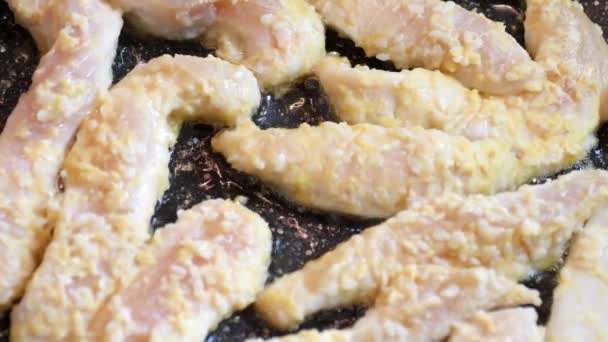 Smażenia kotlet Panierowany filet z kurczaka — Wideo stockowe