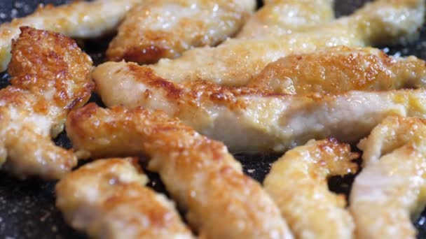 Freír Schnitzel pan de pechuga de pollo — Vídeo de stock