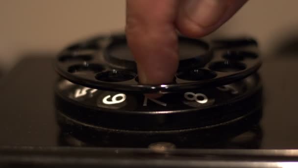 Närbild av gamla roterande telefon — Stockvideo