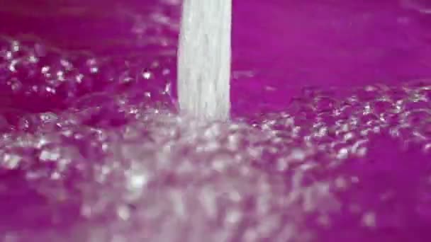 Zblízka tekoucí vody — Stock video