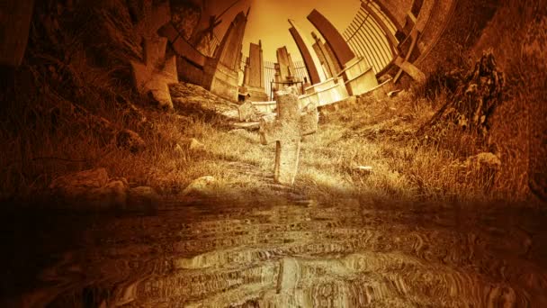 石头十字架在老公墓反射在水中 — 图库视频影像