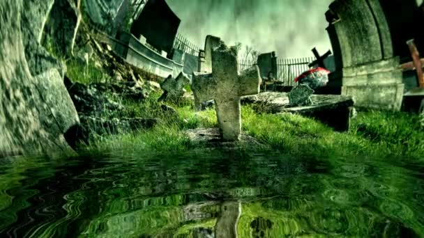 Кам'яний хрест на старому кладовищі, відображеному у воді — стокове відео