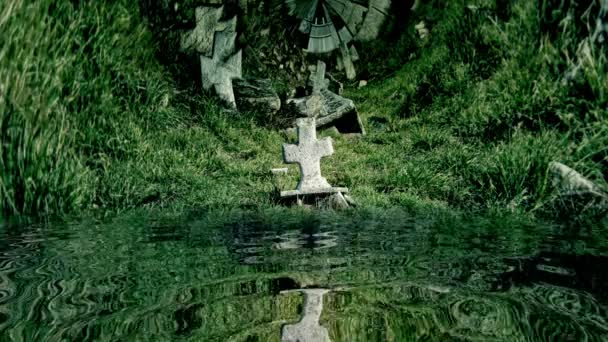 Cruz de piedra en el antiguo cementerio reflejada en el agua — Vídeo de stock