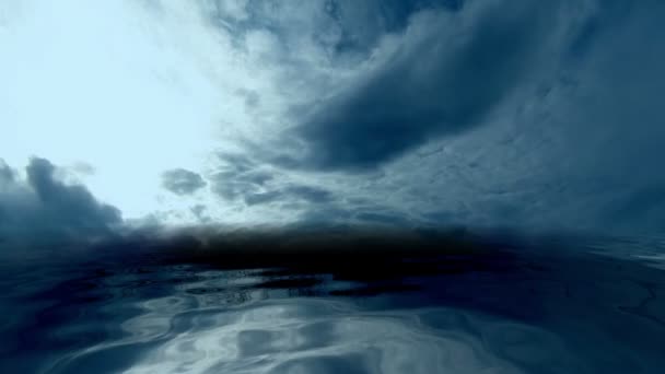 Stormachtige wolken boven de donkere oceaan — Stockvideo
