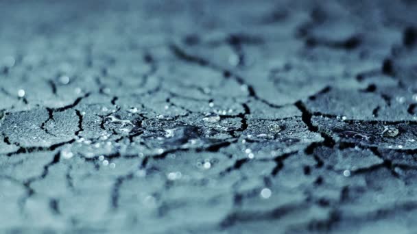 Lluvia Gotas en suelo seco cámara lenta — Vídeo de stock