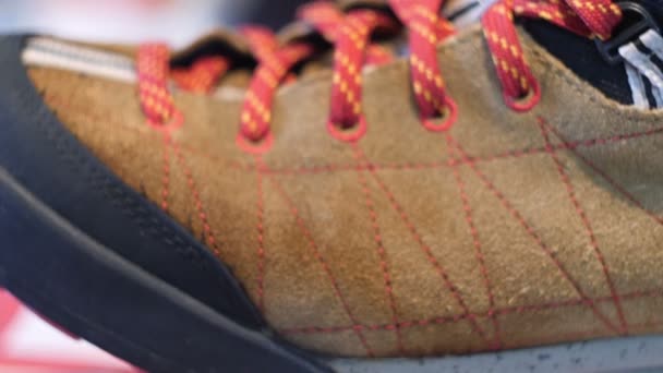 Cordones de zapatos en el zapato de cerca — Vídeo de stock