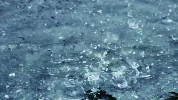 Pioggia su acqua rallentare il movimento — Video Stock