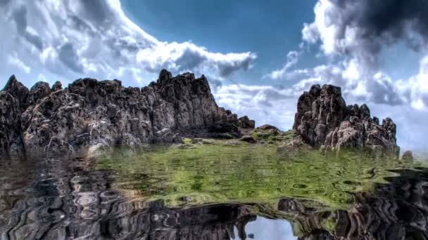 Des Montagnes Étonnantes Reflétées Dans Eau — Video