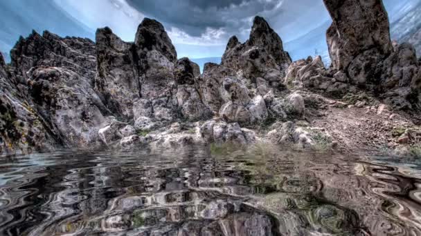 Erstaunliche Berge Spiegeln Sich Wasser Wider — Stockvideo