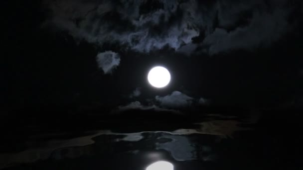 Lua cheia sobre a reflexão da água - lapso de tempo — Vídeo de Stock