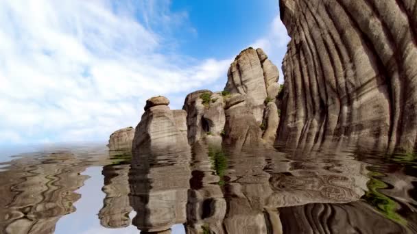 Tükörképét a vízben a sziklák — Stock videók