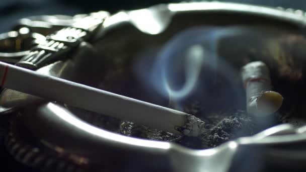 Καπνό του τσιγάρου Close Up-Shot — Αρχείο Βίντεο