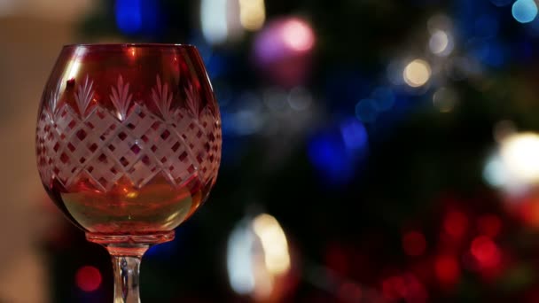 Rött vin glas och bokeh lampor — Stockvideo
