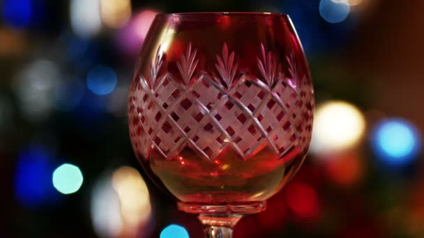 Copa de vino tinto con luces Bokeh en el fondo — Vídeo de stock