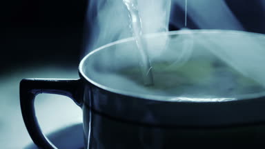 Yakın kadar dökme çay içine A Japon seramik kupa