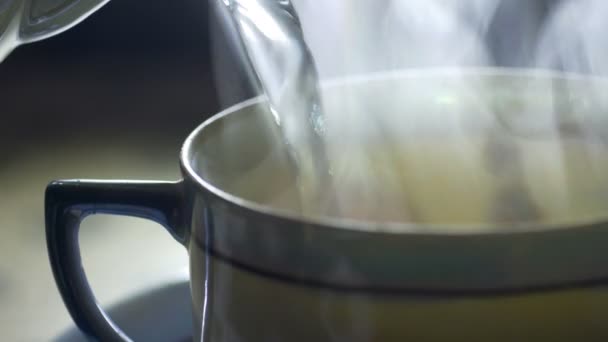 Primer plano de verter té en una taza de cerámica japonesa — Vídeos de Stock