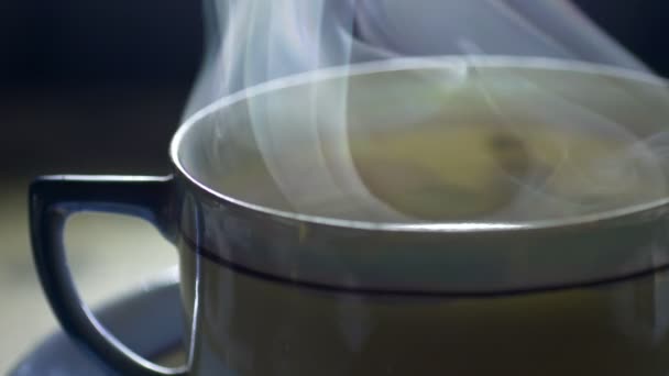 Primer plano de verter té en una taza de cerámica japonesa — Vídeos de Stock