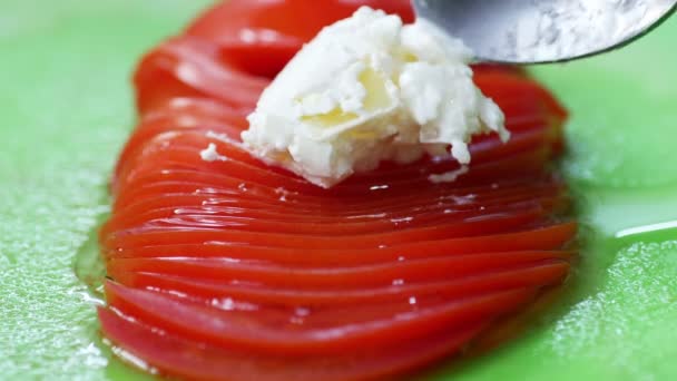 Azeite sobre tomate e creme de queijo — Vídeo de Stock