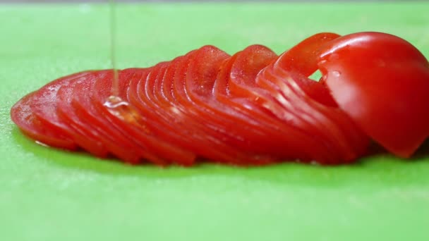 Zeytinyağı üzerine domates dilimleri — Stok video