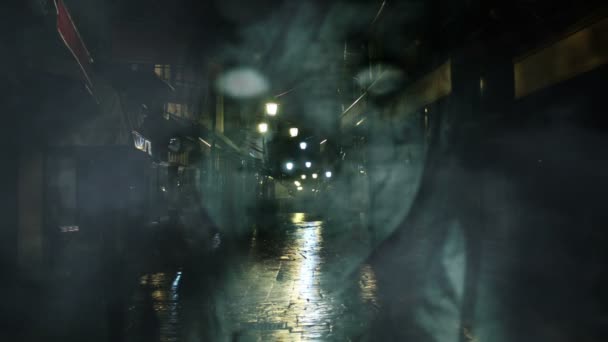 Девушка-призрак на старой улице — стоковое видео