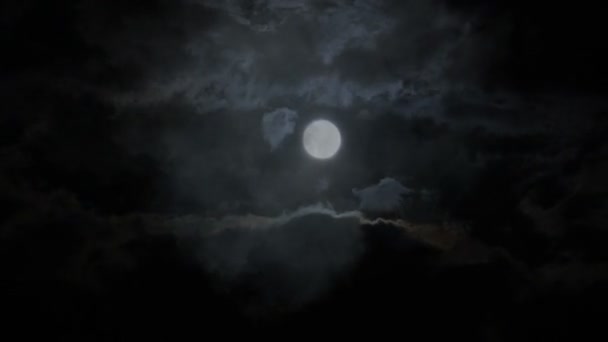 Pleine lune et nuages