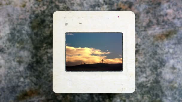 Nuvole e croce su pellicola diapositiva — Video Stock