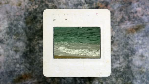 Ondas do mar na antiga película de slides vintage — Vídeo de Stock