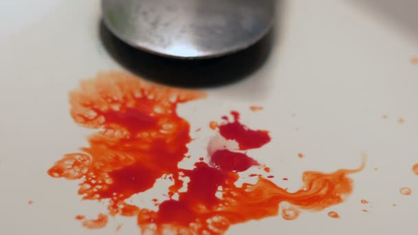 Кровь в раковине — стоковое видео