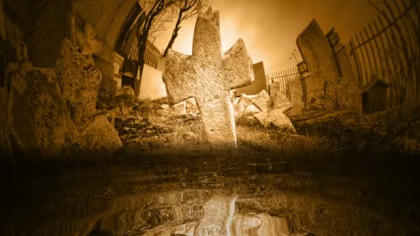 Oude verlaten kerkhof weerspiegeld in water — Stockvideo
