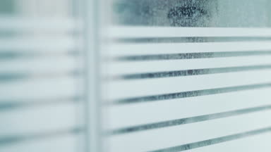 Pencereden bakarken erkek figürü