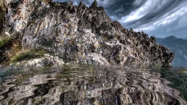 Удивительные горы отражаются в воде — стоковое видео