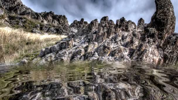Csodálatos hegyek tükröződnek a víz — Stock videók