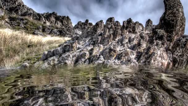 Des montagnes étonnantes reflétées dans l'eau — Video