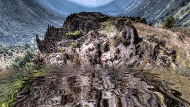Csodálatos hegyek tükröződnek a víz — Stock videók