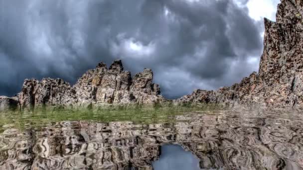 Fantastiske fjell reflektert i vannet – stockvideo