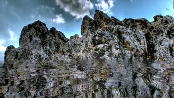 倒映在水中的神奇山脉 — 图库视频影像