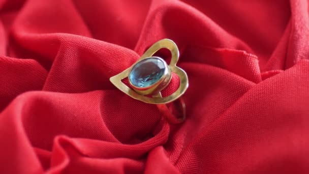 Ring van de diamant op rood satijn — Stockvideo