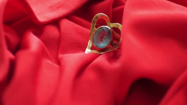 Diamond on heart shape ring on red satin — Stock Video