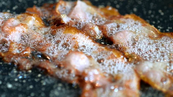 Primer plano de un tocino frito en la parrilla — Foto de Stock