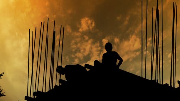 Bauarbeiter zeichnen Silhouette einer Industriebaustelle — Stockvideo