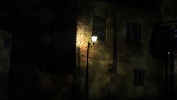 Старая улица ночью — стоковое видео